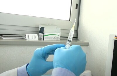 Проведение кодирования Вивитролом в Нефтекумске Шприц с Вивитролом в руках у врача